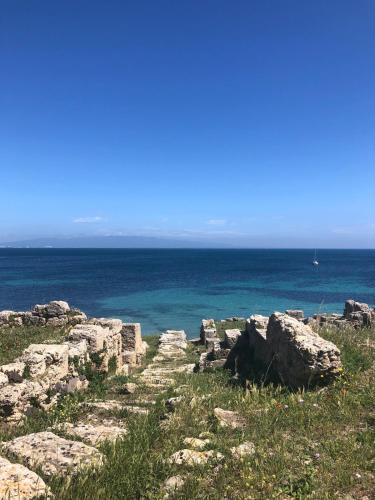 a view of the ocean from a rocky cliff at Ale house experience in Riola Sardo
