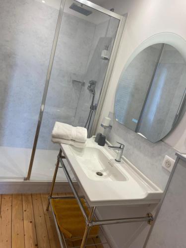 une salle de bain avec un lavabo et un miroir dans l'établissement 2 chambres 5 pers Domaine de Treuillaud, à Villers-les-Ormes