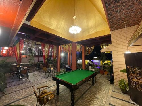 Mesa de billar en Haveli Banquet & Resort