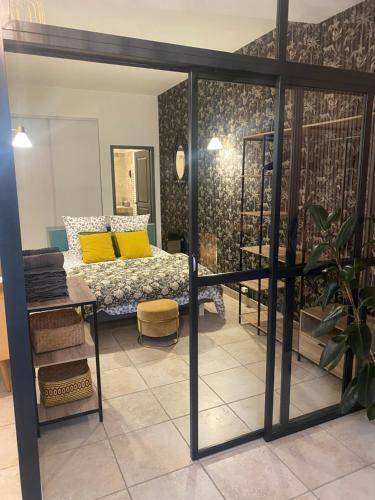 Cette chambre dispose d'un lit avec des oreillers jaunes. dans l'établissement Le Loft CITY, au cœur du village, à Saint-Rémy-de-Provence