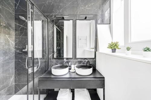 une salle de bain avec deux lavabos et une douche dans l'établissement Blue Design 2BDR Flat in the Heart of Bastille, à Paris