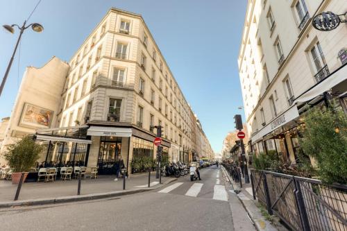 Blue Design 2BDR Flat in the Heart of Bastille