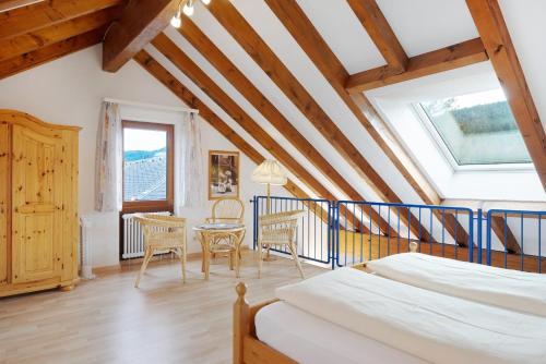 Ένα ή περισσότερα κρεβάτια σε δωμάτιο στο Haus Titisee