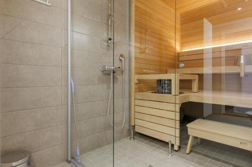 a shower with a glass door in a bathroom at Marina Chalets 1 bedroom apartments by Hiekka Booking - sisältää liinavaatteet ja loppusiivouksen in Kalajoki