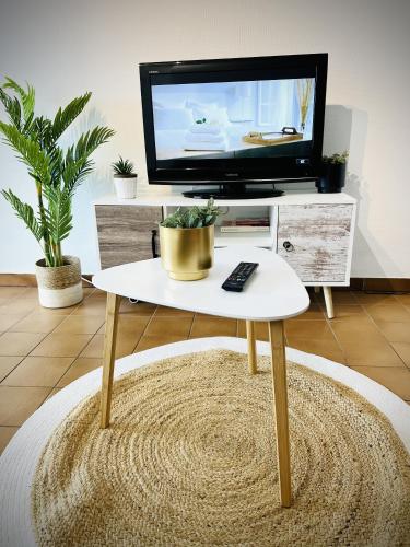 un salon avec une télévision et une table basse dans l'établissement Mon rêve mer, à Les Sables-dʼOlonne