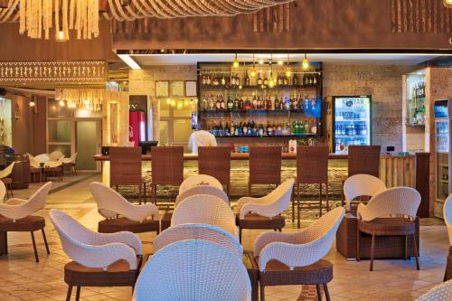 Lounge nebo bar v ubytování Maanzoni 680 HOTEL