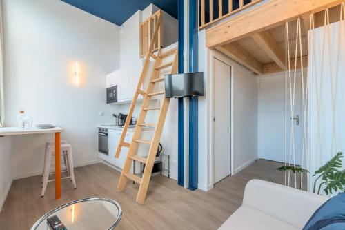 un petit appartement avec une échelle et une cuisine dans l'établissement Studio pour deux personnes en mezzanine, à Villeneuve d'Ascq