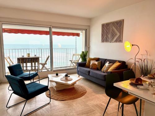 un salon avec un canapé et une table dans l'établissement Horizon bleu, à Les Sables-dʼOlonne