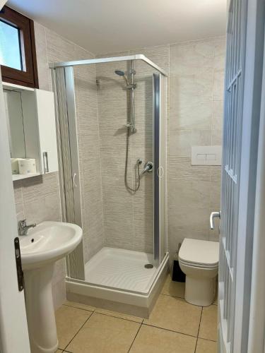 a bathroom with a shower and a toilet at Rooms & Restaurant Il Castagneto in Campagna