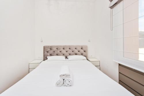 - une chambre avec un lit blanc et une tête de lit gris dans l'établissement 2mn Monaco - Rénovation Luxe - CU, à Beausoleil