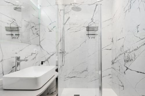 une salle de bain blanche avec un lavabo et une douche dans l'établissement 2mn Monaco - Rénovation Luxe - CU, à Beausoleil