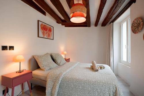 une chambre avec un lit et un canapé dans l'établissement Le refuge Bellifontain - Au cœur de la ville, à Fontainebleau