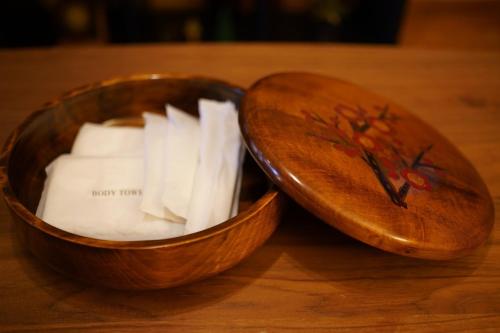 two wooden bowls filled with paper towels on a table at 瀬戸内ハウス 疲れを癒す木のお家 バス停より徒歩3分 Free WIFI 無料駐車場 in Sakaide
