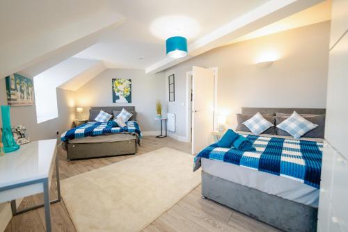 En eller flere senge i et værelse på SPACIOUS & MODERN 3-BED & High Ceiling