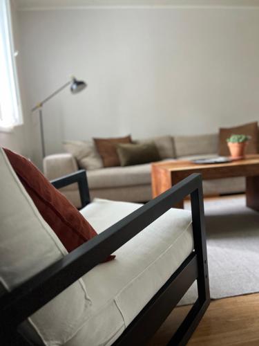 a living room with a couch and a table at Kaunis huoneisto keskellä Vuokattia in Vuokatti