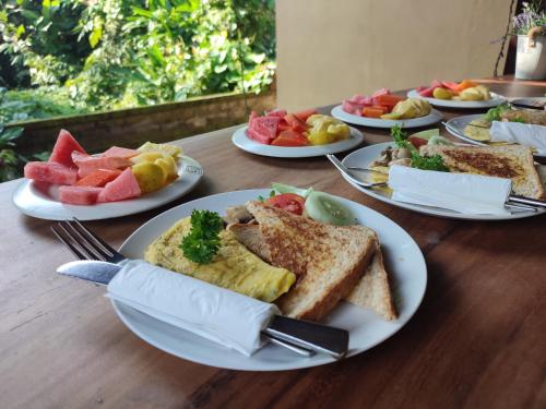 Φαγητό σε αυτό το δωμάτιο σε οικογενειακή κατοικία ή κάπου εκεί κοντά