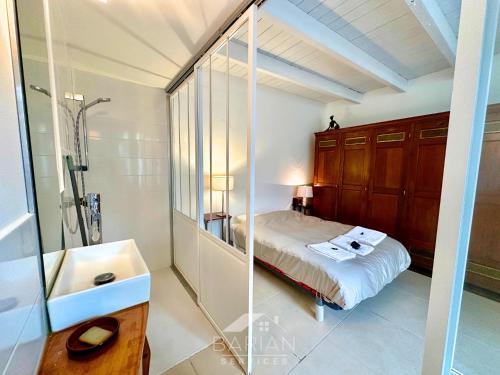 une salle de bain avec un lit, une douche et un miroir dans l'établissement Charmante Maison Familiale - Grande Capacité, à Saint-Laurent-de-la-Prée