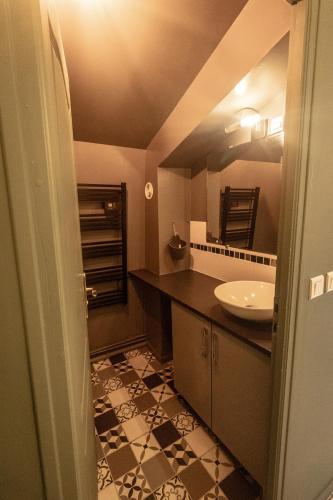 La salle de bains est pourvue d'un lavabo et d'un comptoir. dans l'établissement Bel Appartement Vieux Rouen, à Rouen