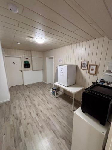an empty room with a desk and a refrigerator at Quartier Wenzelnberg in Langenfeld