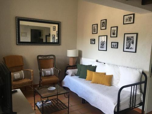 une chambre avec un lit, un miroir et une chaise dans l'établissement Apartment du Pic de l 'Ours, à Théoule-sur-Mer