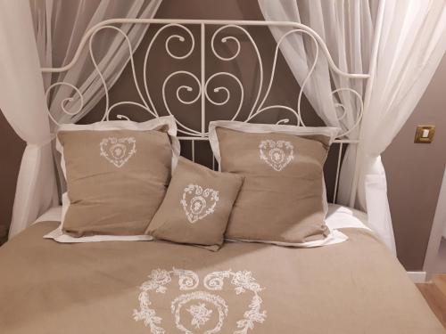 Bett mit einem Kopfteil aus Metall und Kissen in der Unterkunft Venice b&b la Pergola 2 in Spinea