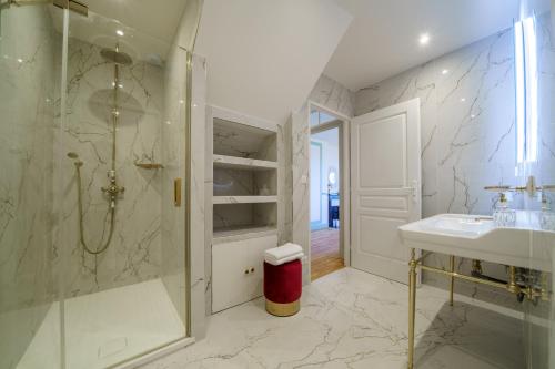 une salle de bain avec un lavabo et une douche dans l'établissement Magnifique château au cœur de la Touraine, à Esvres