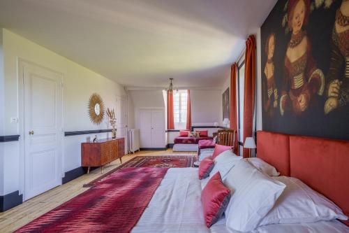 une chambre avec un lit et un tableau au mur dans l'établissement Magnifique château au cœur de la Touraine, à Esvres