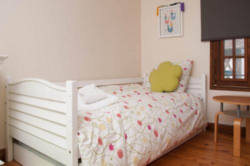 - une chambre pour enfants avec un lit avec un animal farci dans l'établissement Sweet country home in Normandy, à Verneuil-sur-Avre