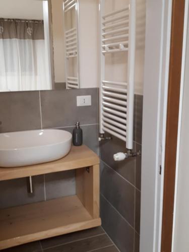 ein Badezimmer mit Waschbecken und Spiegel in der Unterkunft Venice b&b la Pergola 2 in Spinea