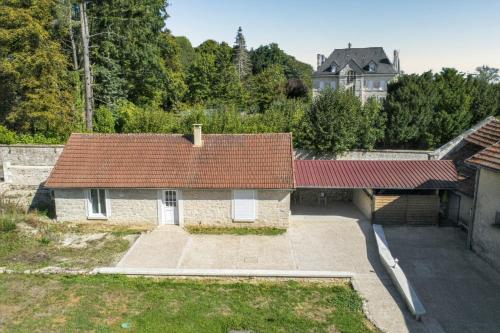 - une vue sur une maison avec un toit rouge dans l'établissement Maison de charme à Monthenault avec terrasse et parking privé, à Monthenault