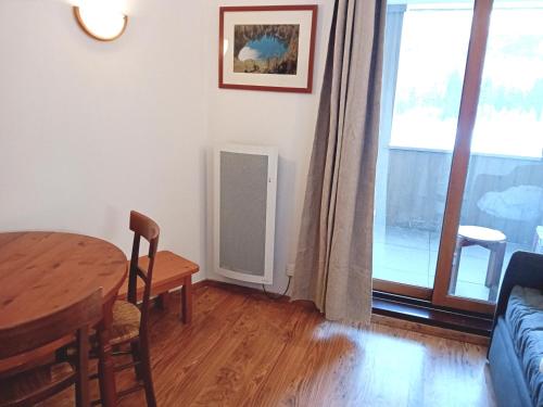 un salon avec une table et un canapé dans l'établissement Terrasses D 103 - PARC NAT VANOISE studio 2 pers, à Val Cenis