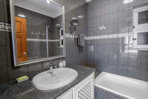 Et badeværelse på Spacious villa with sea view and heated pool - Luz - Casa Amizade