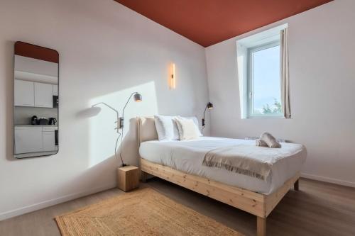 Ένα ή περισσότερα κρεβάτια σε δωμάτιο στο Studio équipé côté cour, parking gratuit