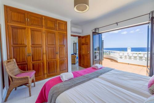 En eller flere senge i et værelse på Spacious villa with sea view and heated pool - Luz - Casa Amizade