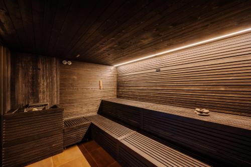 eine Holzsauna mit Bänken in einem Raum in der Unterkunft Grand Hotel Bristol Spa Resort, by R Collection Hotels in Rapallo