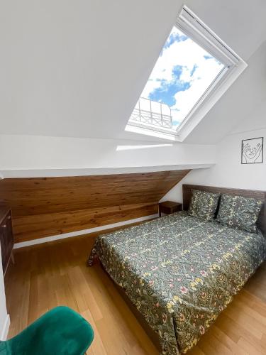 a bedroom with a bed and a window at Havre de tranquillité à Maisons-Laffitte in Maisons-Laffitte