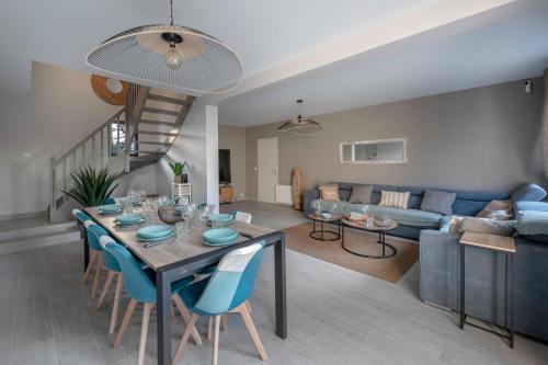 une salle à manger et un salon avec une table et des chaises dans l'établissement Maison moderne avec jardin pour 8 - La Baule, à La Baule