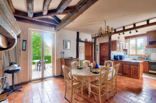 une cuisine et une salle à manger avec une table et des chaises dans l'établissement Maison en pierre avec une terrasse, ideal pour 4, à Sarlat-la-Canéda