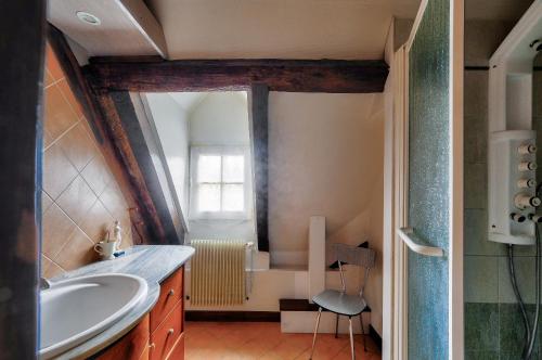 une salle de bain avec un lavabo et une baignoire dans l'établissement Maison en pierre avec une terrasse, ideal pour 4, à Sarlat-la-Canéda