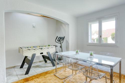 - une salle à manger avec deux tables et une table de ping-pong dans l'établissement La Casablanca - Guyancourt, à Guyancourt