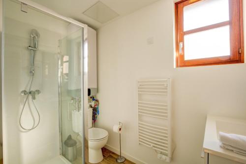 une salle de bain blanche avec douche et toilettes dans l'établissement Le Belvédère - Le rendez vous des Copains, à Tours