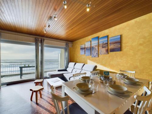 un salon avec une table et un canapé dans l'établissement Appartement pour 8 sur la Grande Plage de St Gilles, à Saint-Gilles-Croix-de-Vie