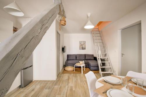 Il comprend un salon doté de parquet et d'un escalier. dans l'établissement Le Belvédère - Le rendez vous des Copains, à Tours