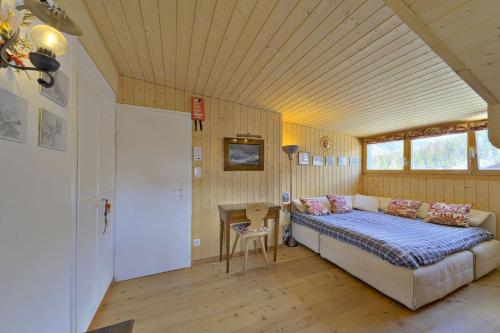 Postel nebo postele na pokoji v ubytování Attic Chesa Charots - Celerina