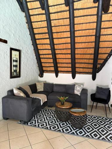 Ruang duduk di The Eden Boulders Hotel and Resort Midrand