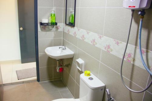 een badkamer met toilet en wastafel bij Classic Spot - Meru Raya in Ipoh