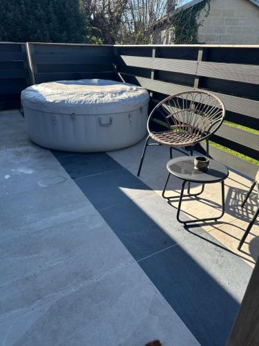 patio con vasca idromassaggio e sedia di Dépendance région bordelaise a Saint-Loubès