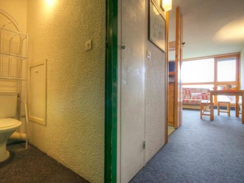 un couloir avec des toilettes et une chambre avec une table dans l'établissement Appartement agréable · Ski aux pieds · Balcon · Wifi inclus - FR-1-346-490, à Arc 1800
