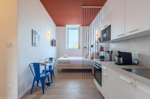 Studio équipé côté rue, parking gratuit