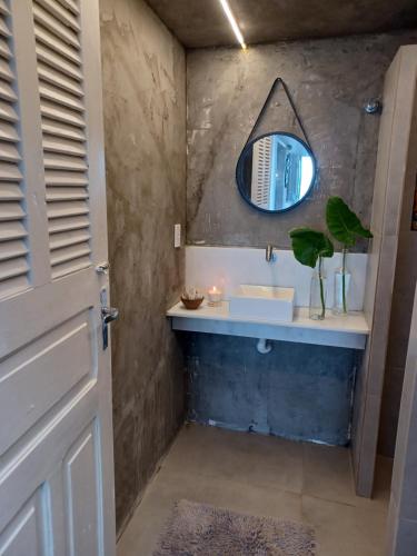 ein Badezimmer mit Waschbecken und Spiegel in der Unterkunft Occa Búzios in Nísia Floresta